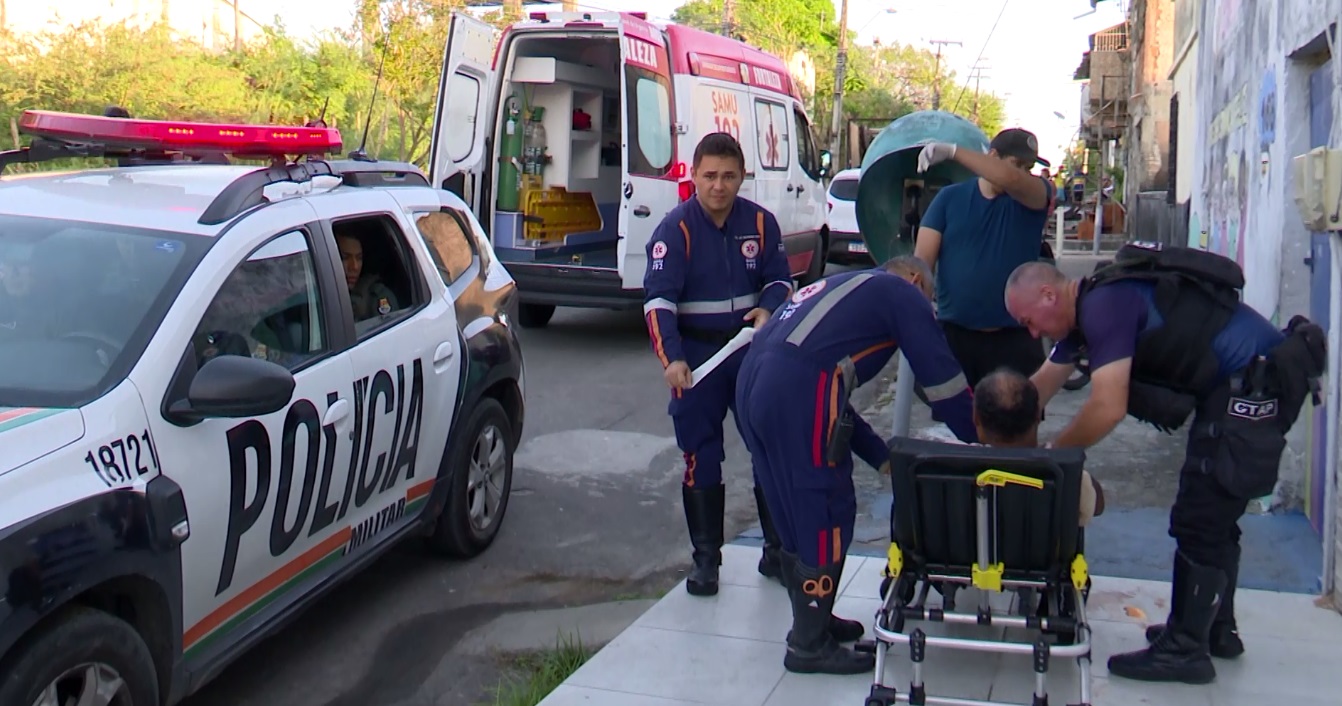 Homem é espancado na rua a mando de facção criminosa após agredir a esposa, em Fortaleza