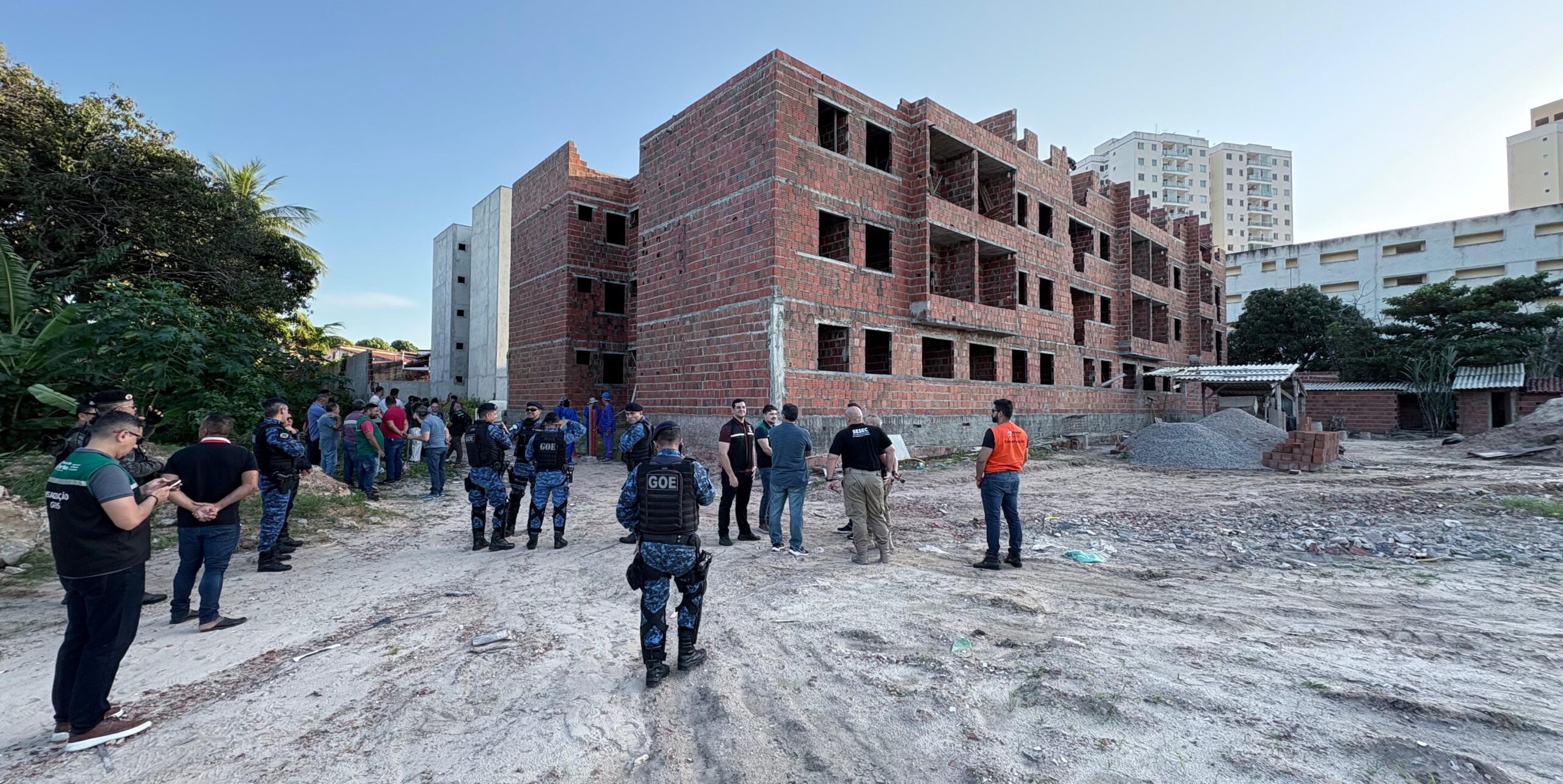 Agefis inicia demolição de residencial irregular construído em zona de preservação, em Fortaleza