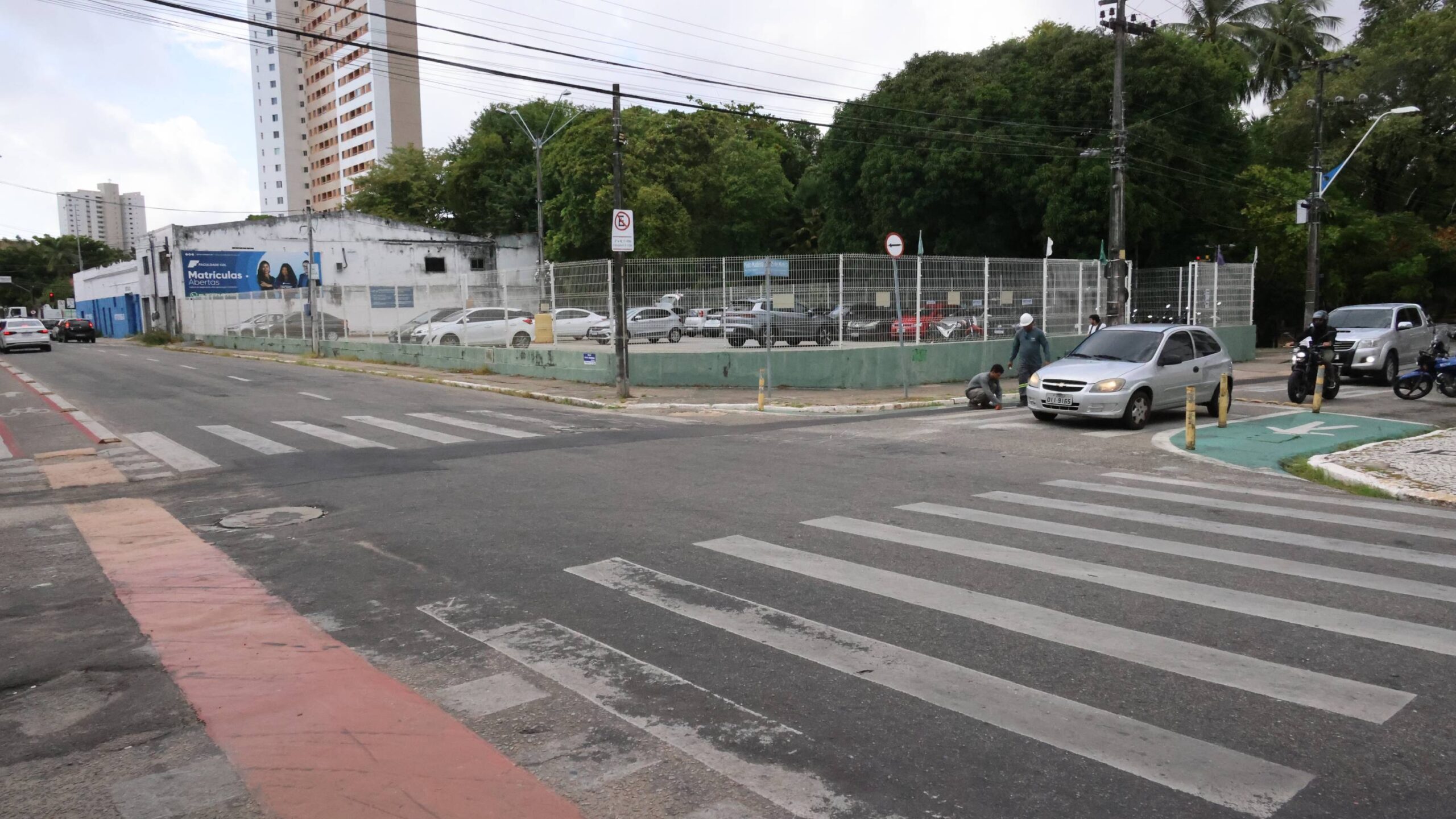 Trecho da Rua Pinto Madeira, em Fortaleza, é bloqueado para obras em área escolar