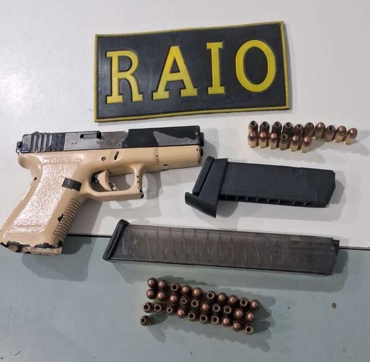 Homem invade campo de futebol para fugir da polícia e acaba preso com arma enterrada em gramado, em Fortaleza