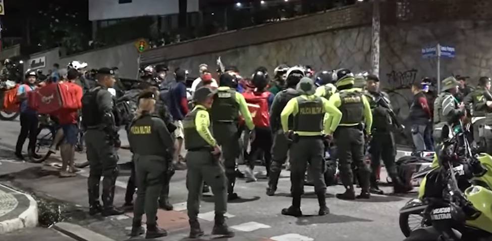 Motociclistas de app bloqueiam via em prostesto após agressão a entregador em Fortaleza