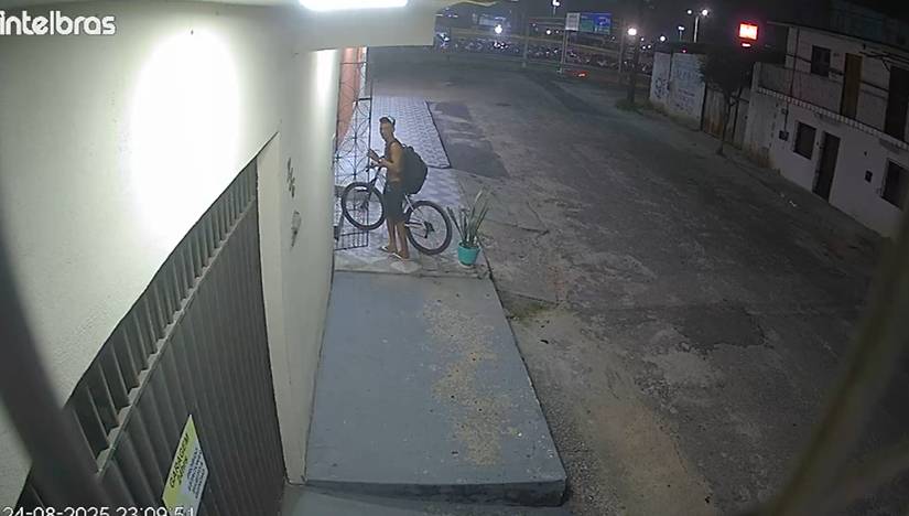 Homem arromba portão de casa e furta bicicleta no bairro Serrinha, em Fortaleza