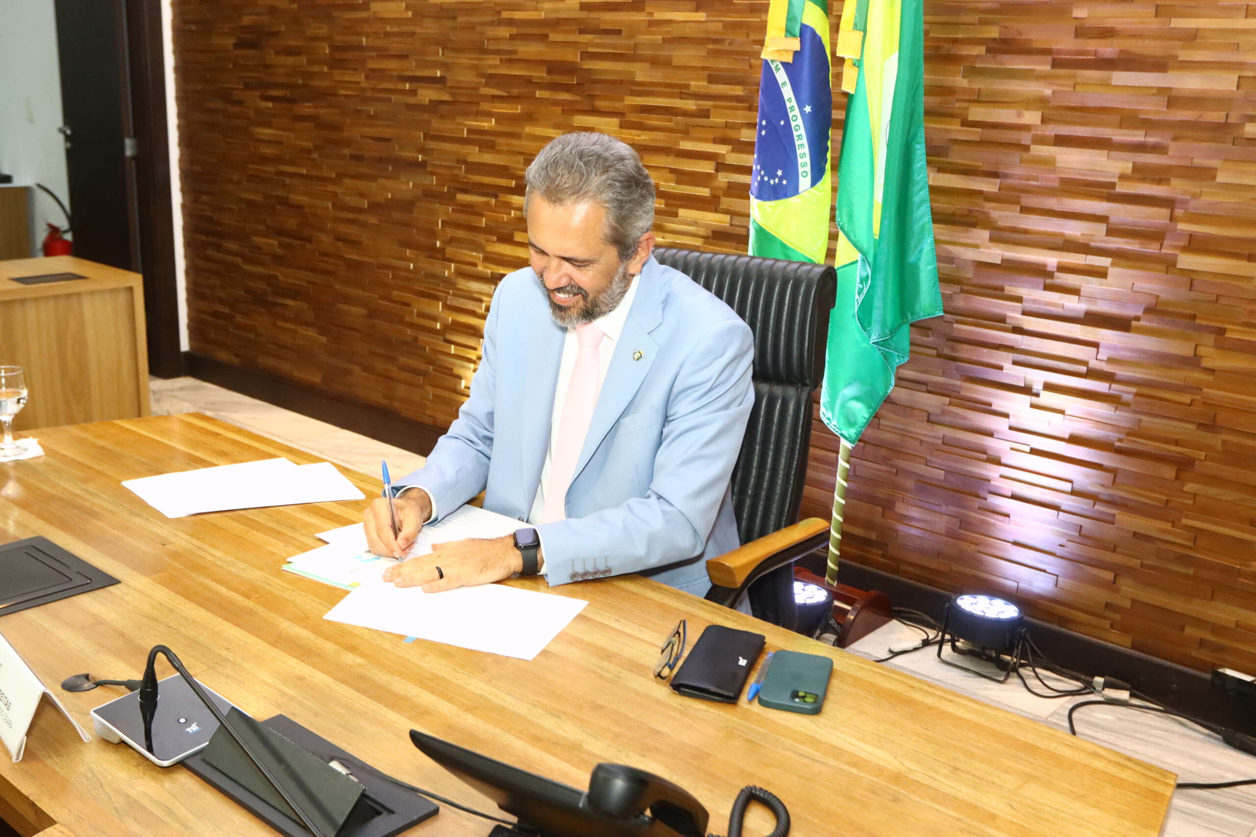 Governo do Ceará sanciona pacote para amenizar efeitos do tarifaço dos EUA