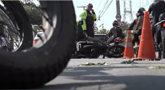 Motociclista morre após bater em ônibus e ser atropelado por caminhão em Fortaleza