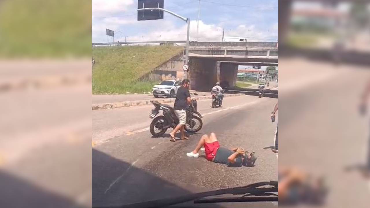 Motociclista sofre acidente após escorregar em mancha de óleo em descida de viaduto em Fortaleza