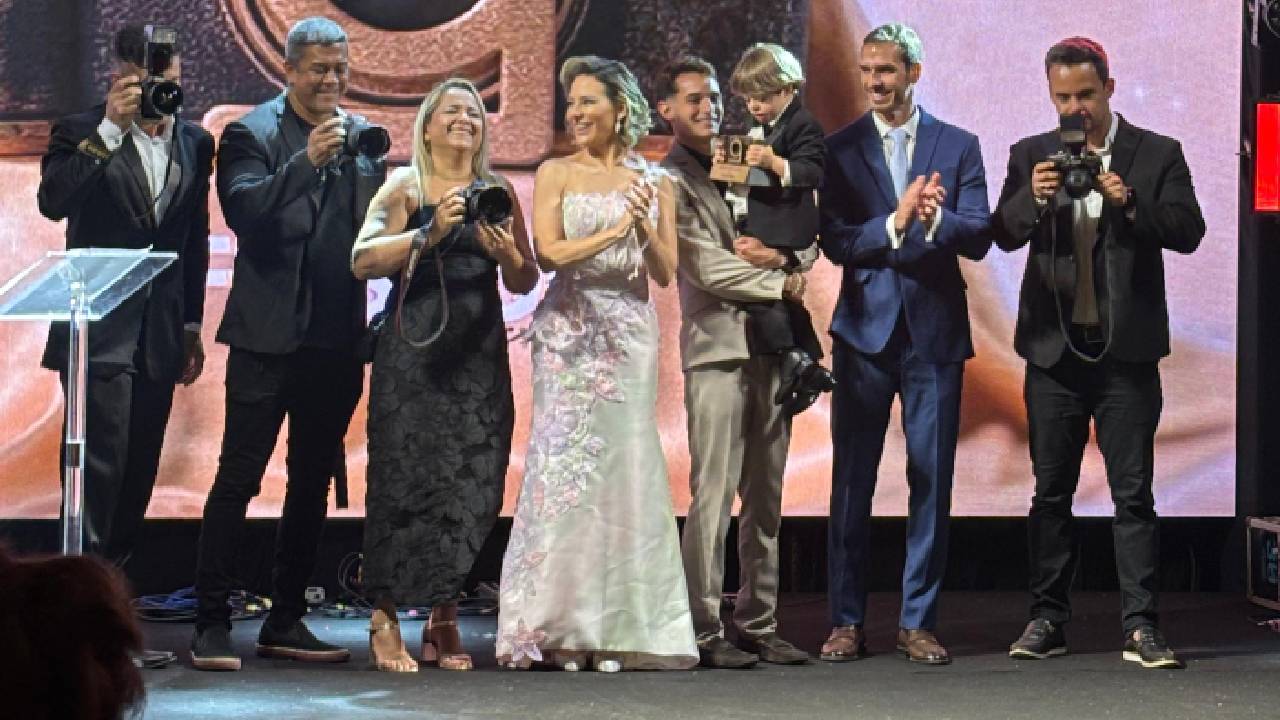 Frisson celebra 15 anos em noite de homenagens a personalidades do Ceará