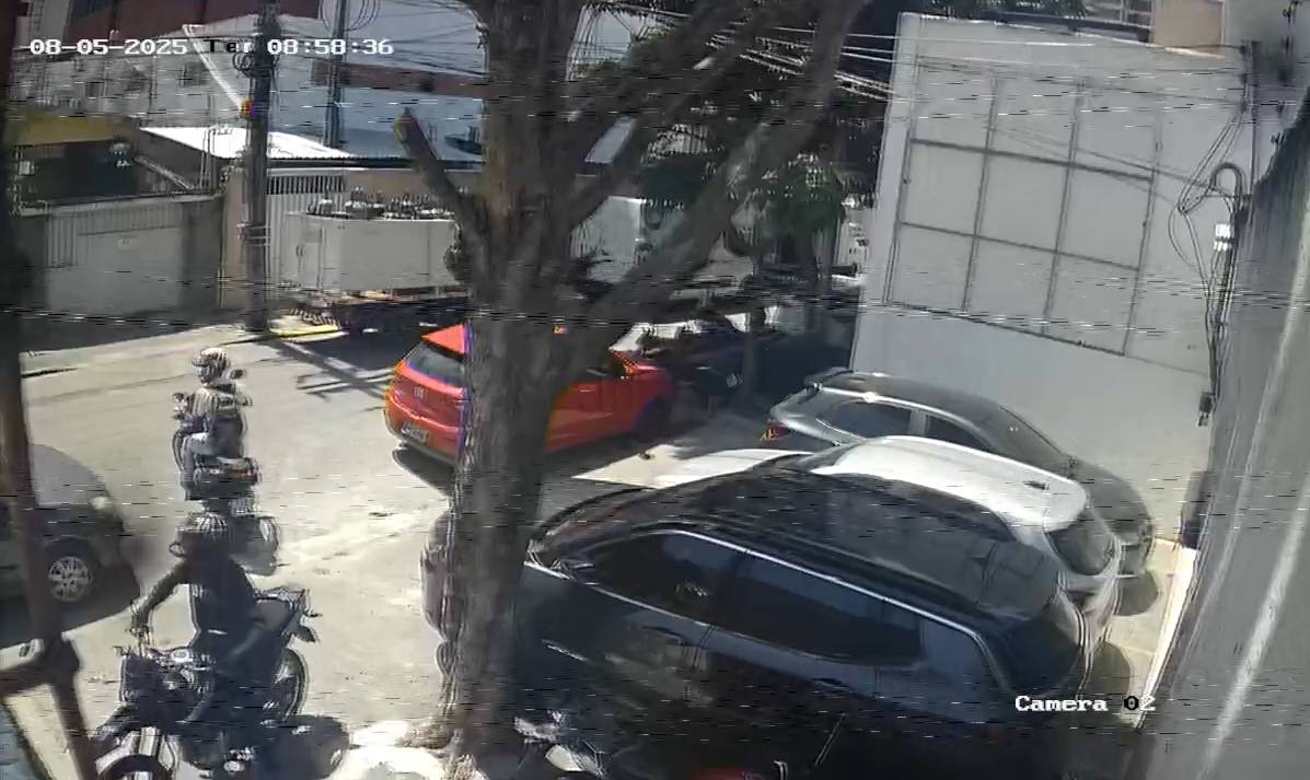 Câmera flagra furto de moto em plena luz do dia na Aldeota; moradores denunciam insegurança