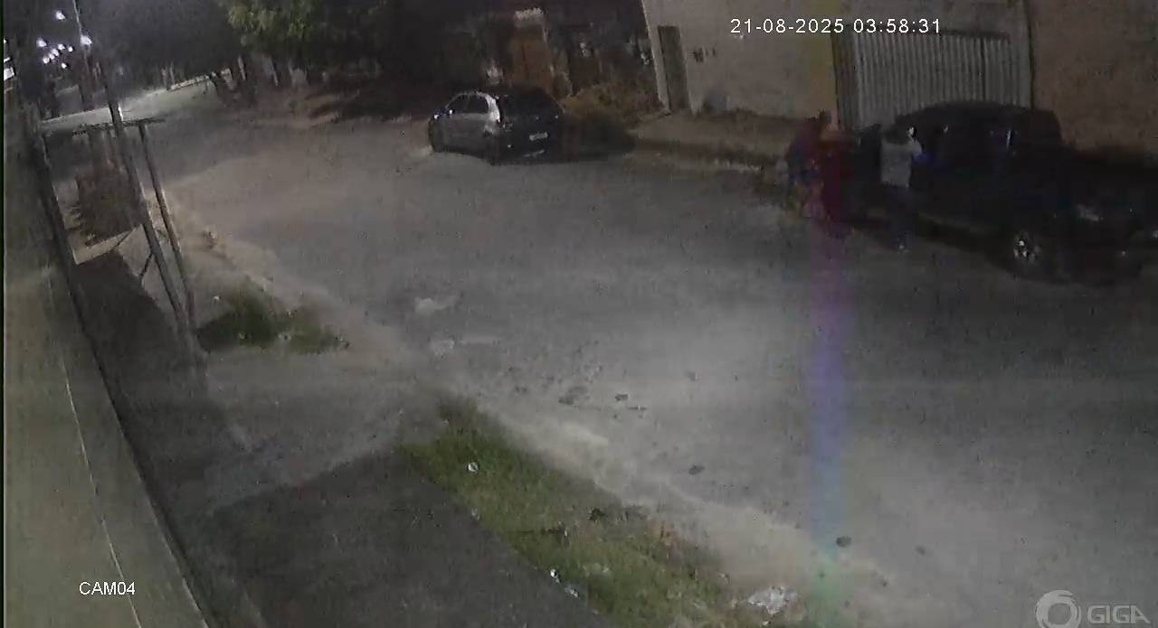 Dupla furta picape empurrando o veículo durante a madrugada em Fortaleza