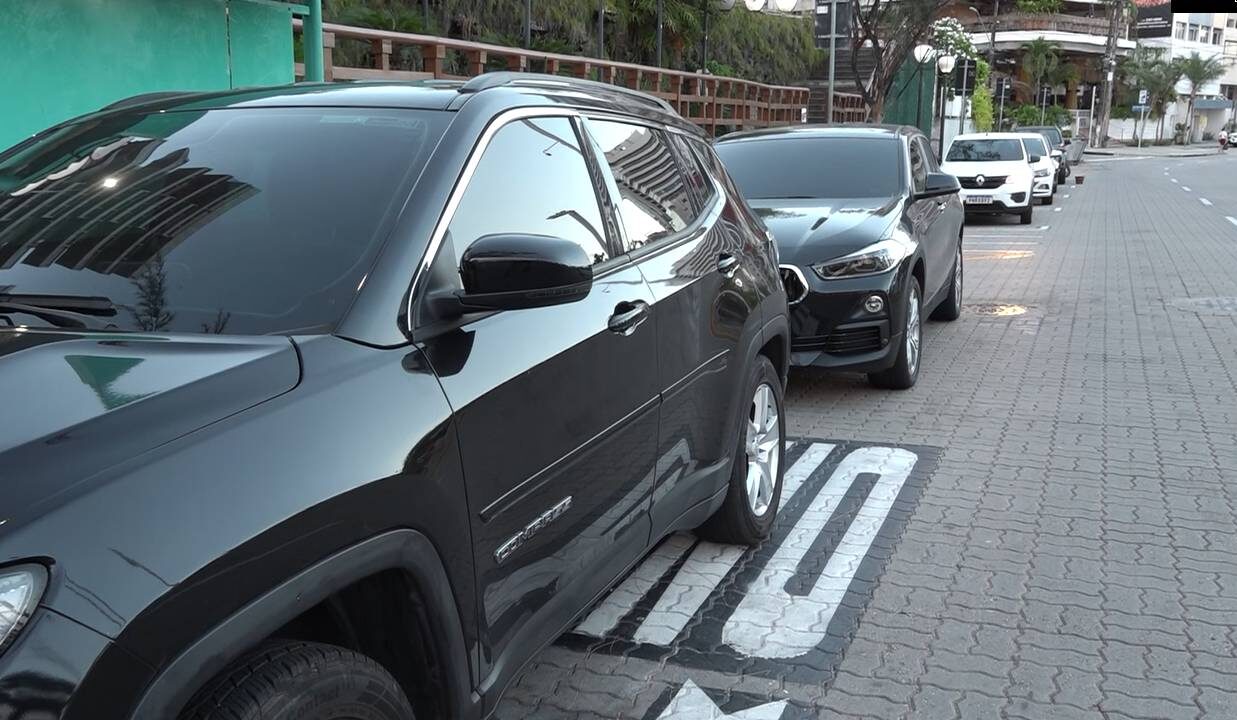 Estacionamento irregular toma conta da Av. Beira Mar no início das manhãs e revolta frequentadores