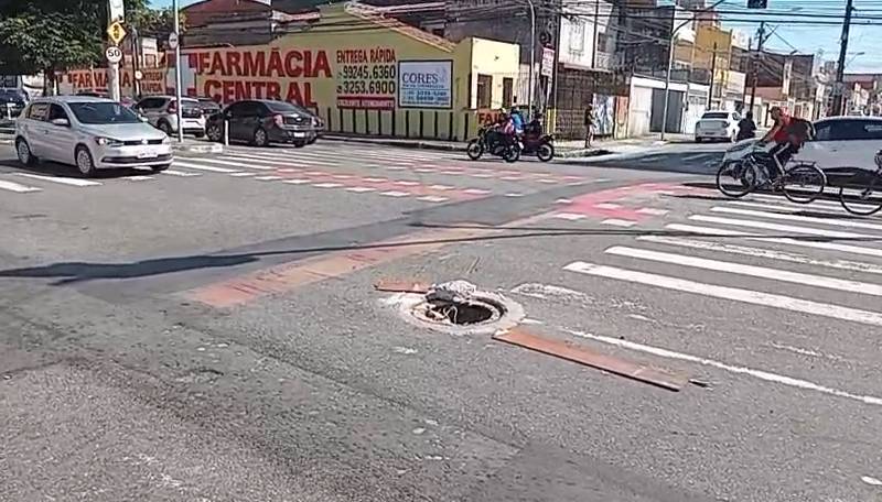 Grávida de sete meses fica ferida após cair de moto em boca de lobo sem tampa em Fortaleza