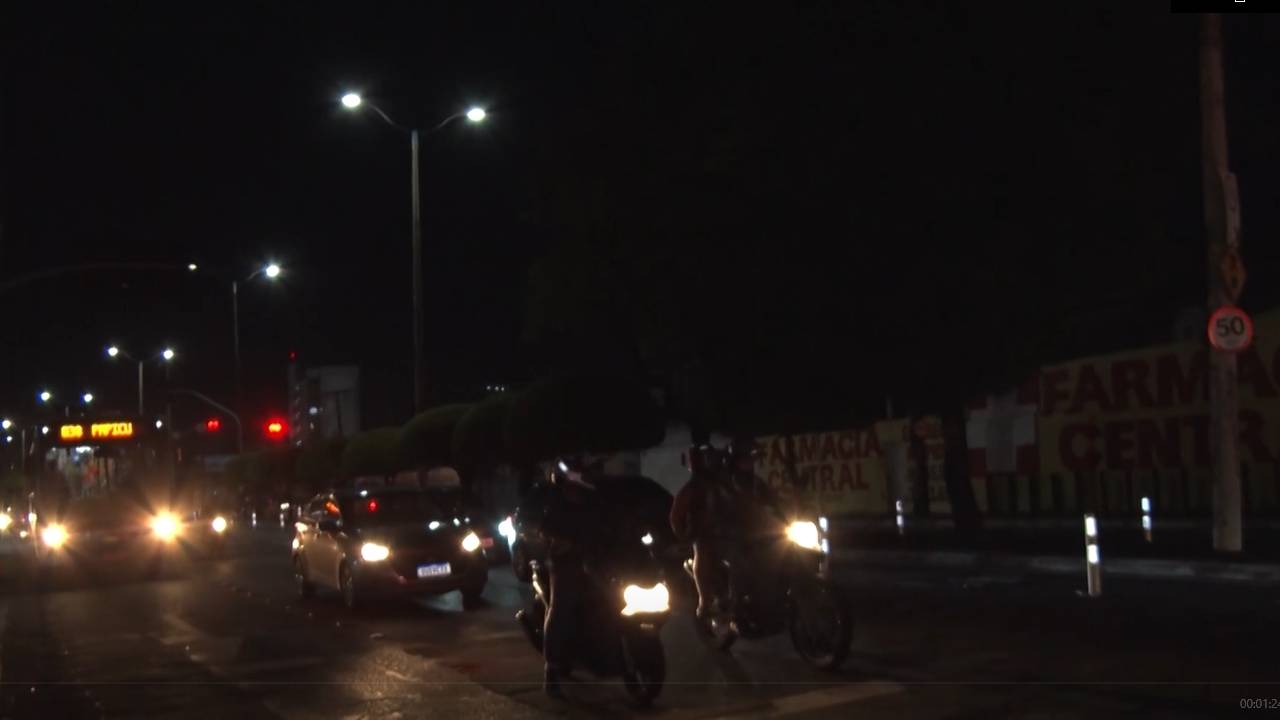 Falta de luz em trecho da Av. Domingos Olímpio, em Fortaleza, gera riscos para motoristas, ciclistas e pedestres