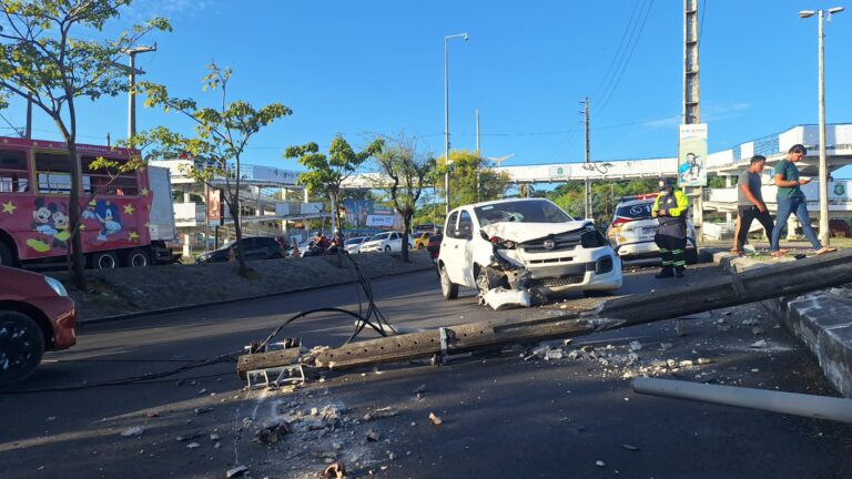 Carro colide com poste em avenida movimentada de Fortaleza e deixa trânsito lento