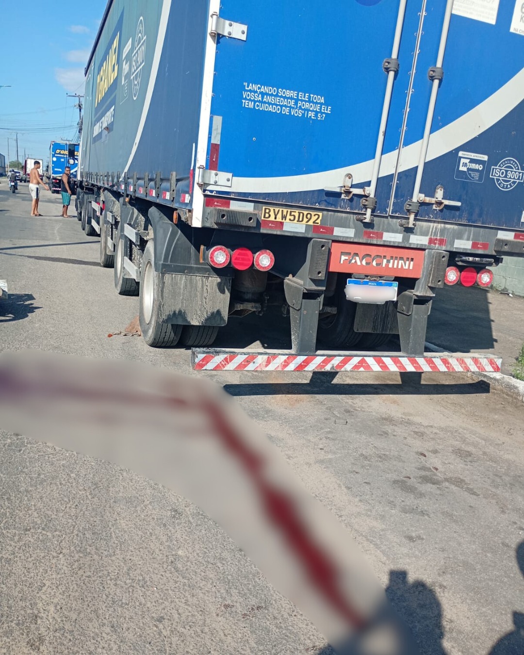 Motociclista morre após colidir com carreta que estava estacionada, em Maracanaú