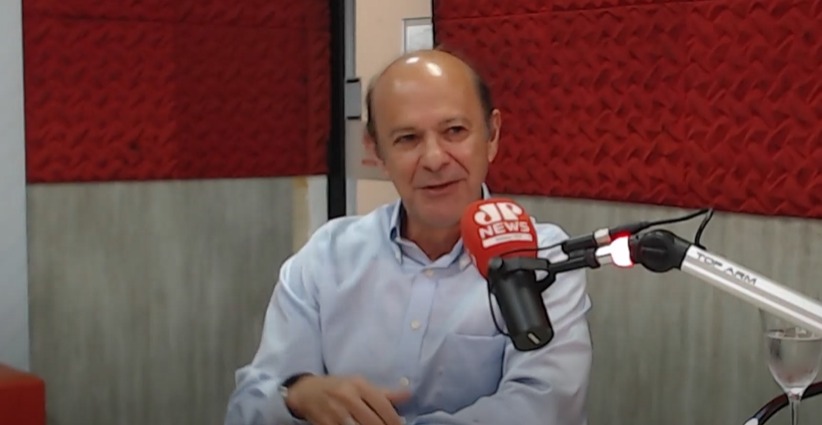 Ex-presidente do BNB aponta desafios fiscais e comerciais para o Ceará durante o programa Conexões