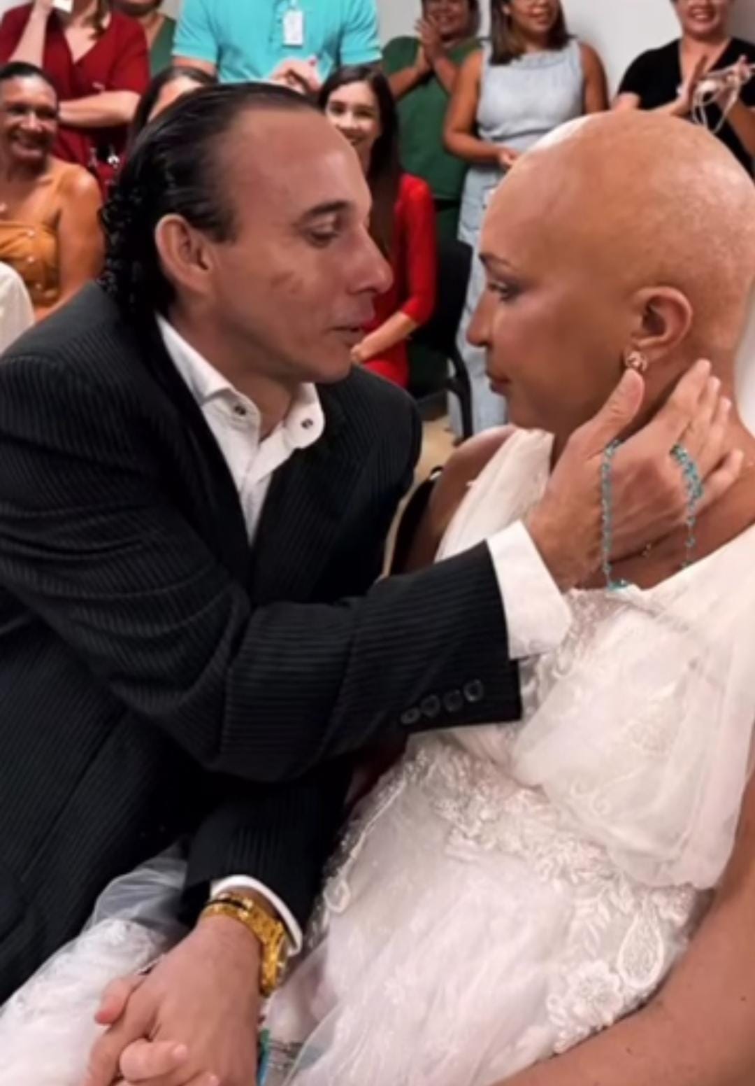 Casal emociona internet ao dizer um "sim" especial