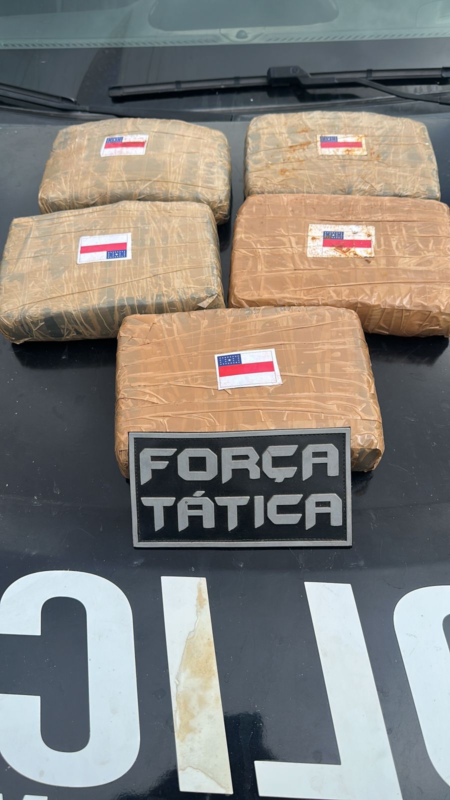 Polícia encontra tabletes de skunk com bandeira do Amazonas em casa no bairro Pajuçara