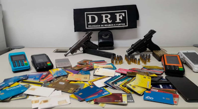 Mais de 200 cartões de crédito e armas são apreendidas durante ação em Fortaleza e Maranguape