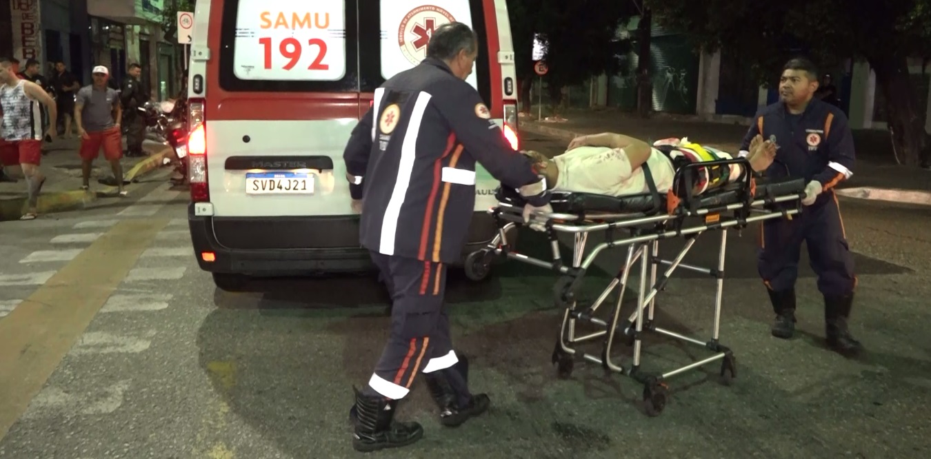 Motociclistas ficam feridos após acidente entre duas motos em Fortaleza; um dos condutores avançou o sinal vermelho