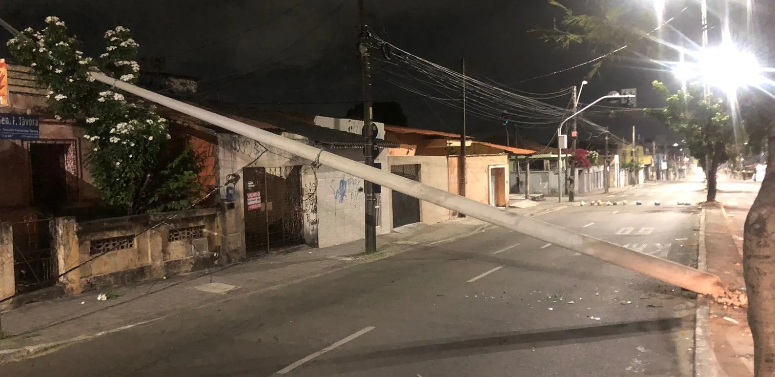 Acidente: carro bate em poste e estrutura cai sobre fachada de casa em Fortaleza