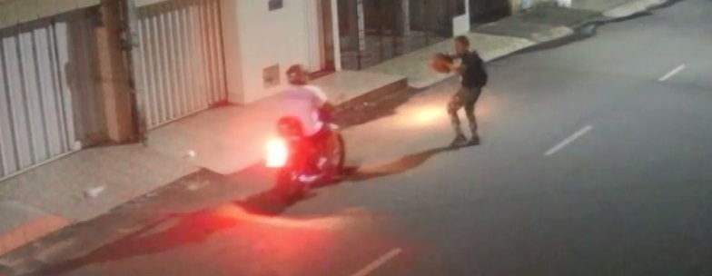 Assalto: ladrão com arma falsa é flagrado roubando moto em conjunto residencial, em Fortaleza