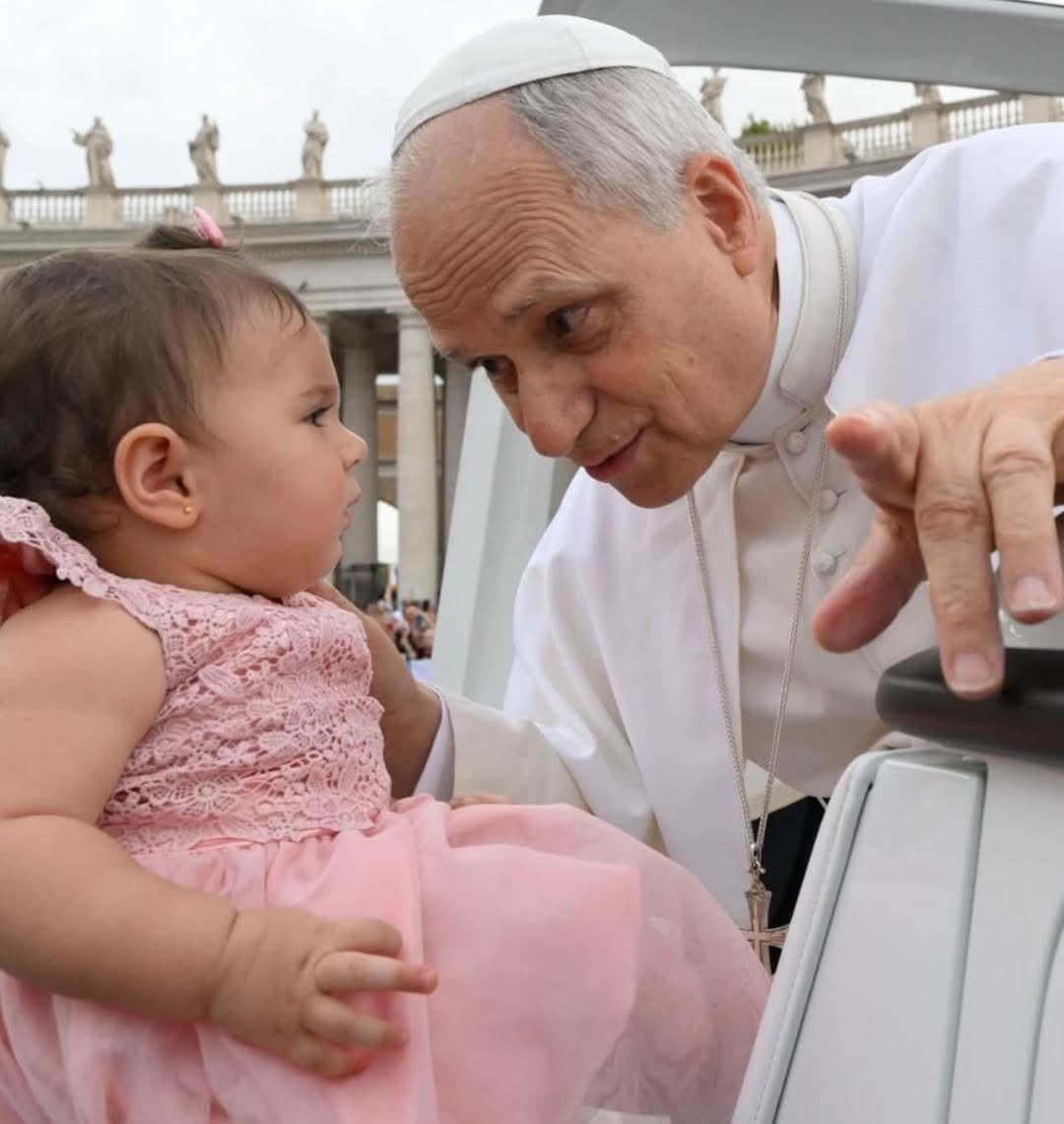 Bebê cearense é escohida entre multidão para ser abençoada pelo Papa Leão XIV