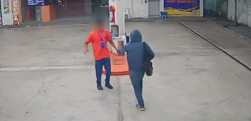 Câmera flagra assalto a frentistas em posto de combustíveis em Aquiraz, no Ceará