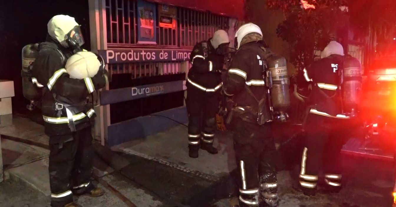 Incêndio destrói oficina de eletrônicos e depósito de construção em área nobre de Fortaleza