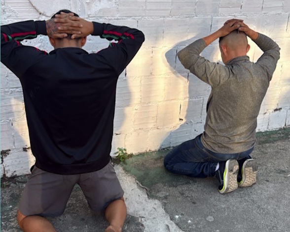 Homens são flagrados com pistola de brinquedo, apanham de moradores e são salvos pela PM