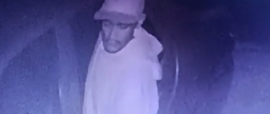 Criminoso é flagrado invadindo casa e amarrando lençol em bicicleta para furtá-la, em Fortaleza