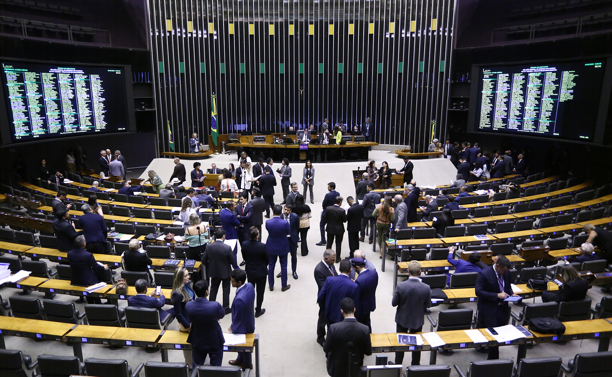 Veja como votaram os deputados cearenses na urgência para aprovar anistia a golpistas
