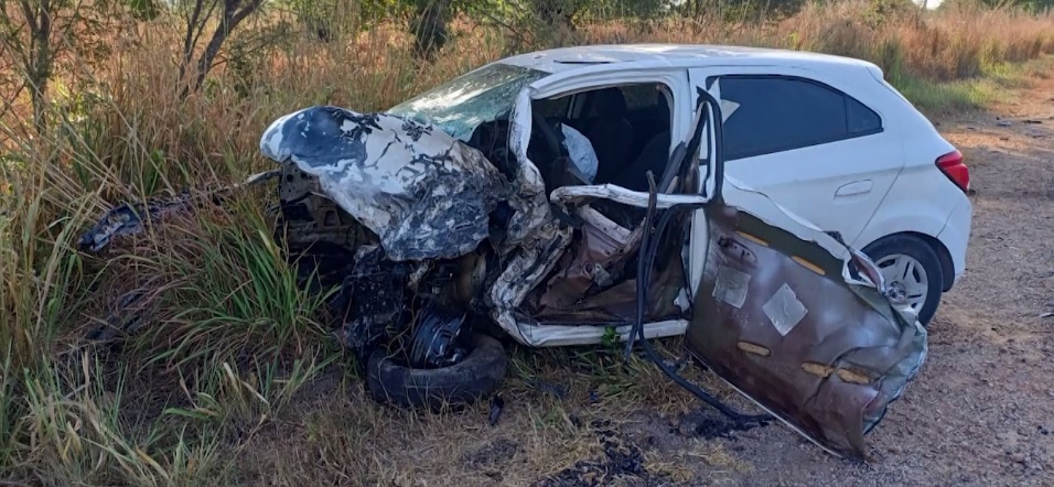 Motorista morre após carro bater de frente com caminhão-tanque na BR-116, em Cascavel/CE