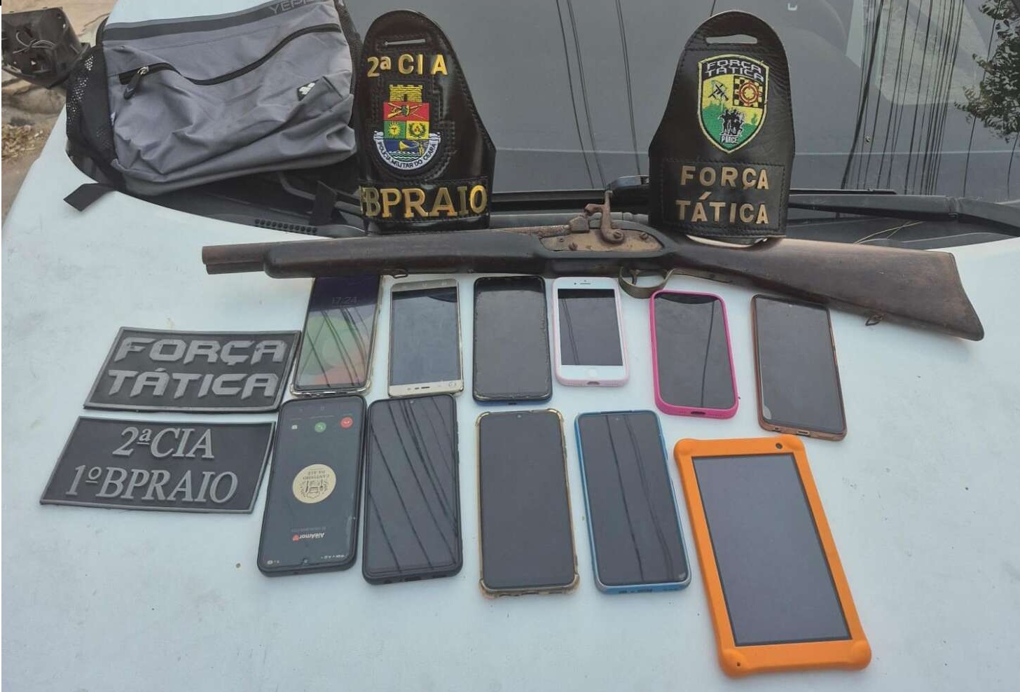 Criminosos são presos com 11 celulares roubados após tiroteio e perseguição policial em Fortaleza