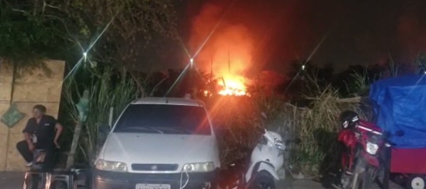 Incêndio é registrado em terreno residencial às margens da Avenida Perimetral, em Fortaleza