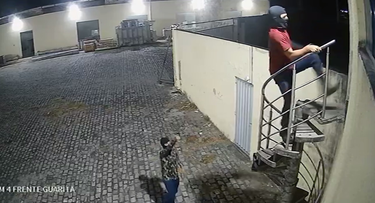 Vigilante reage a assalto e mata dois criminosos em galpão em Aquiraz/CE; ação foi filmada
