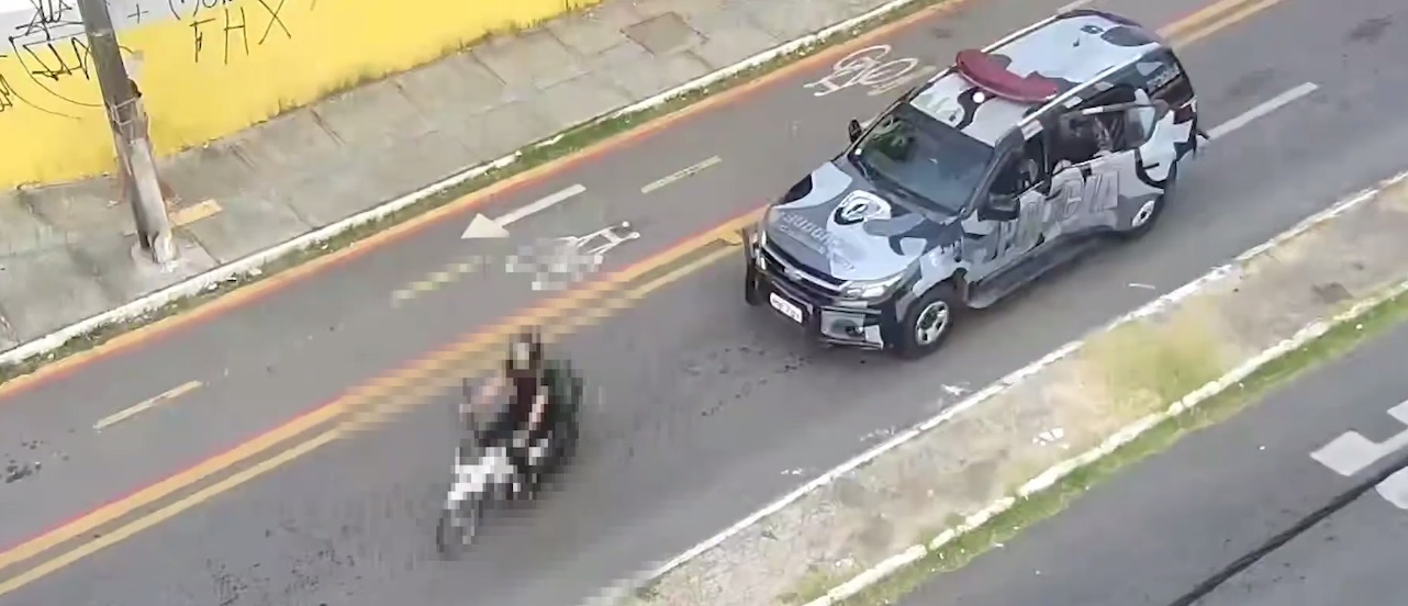 Homem com duas passagens por roubo de veículo é preso com moto roubada em Fortaleza