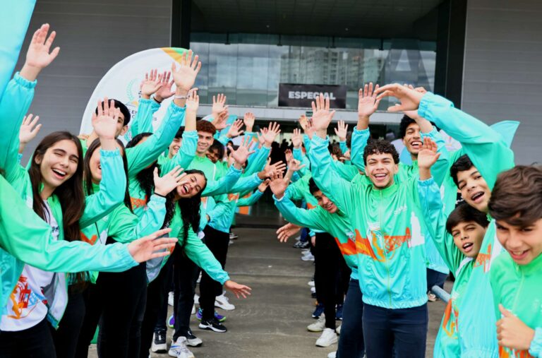 Governo do Ceará entrega passagens aéreas e uniformes para 650 alunos-atletas disputarem as etapas nacionais dos Jogos Escolares