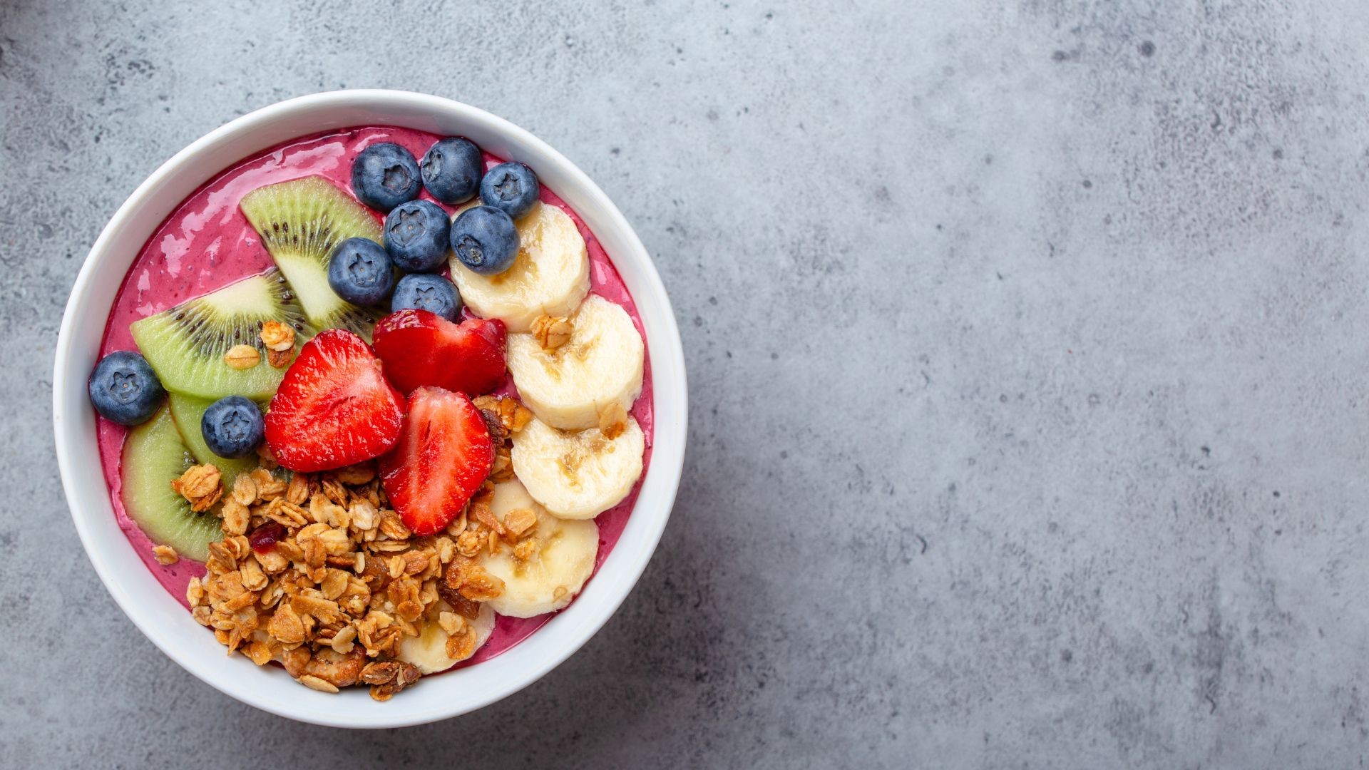 Todo açaí é roxo? Conheça seis curiosidades da fruta brasileira