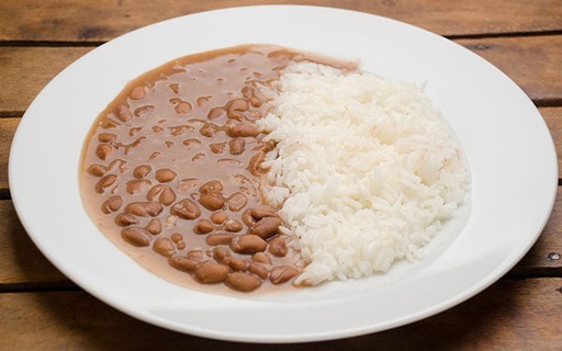 Excesso de oferta faz cair preços do arroz e  do feijão-preto