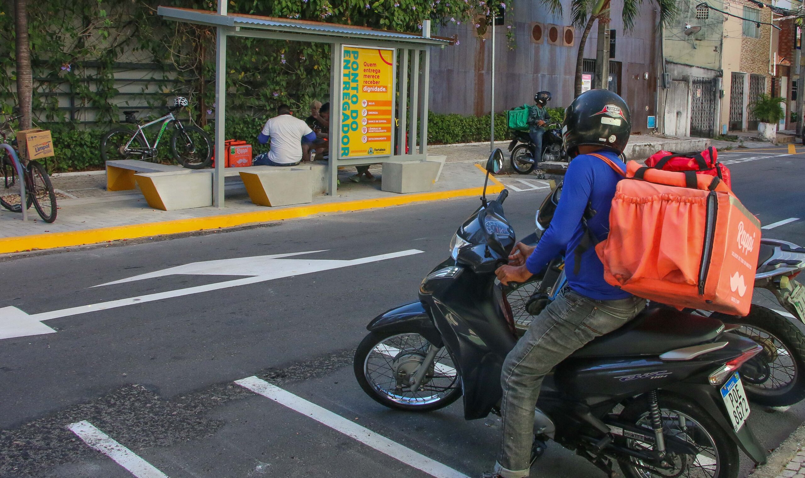 AMC esclarece regras sobre uso do celular por motociclistas de aplicativo em Fortaleza