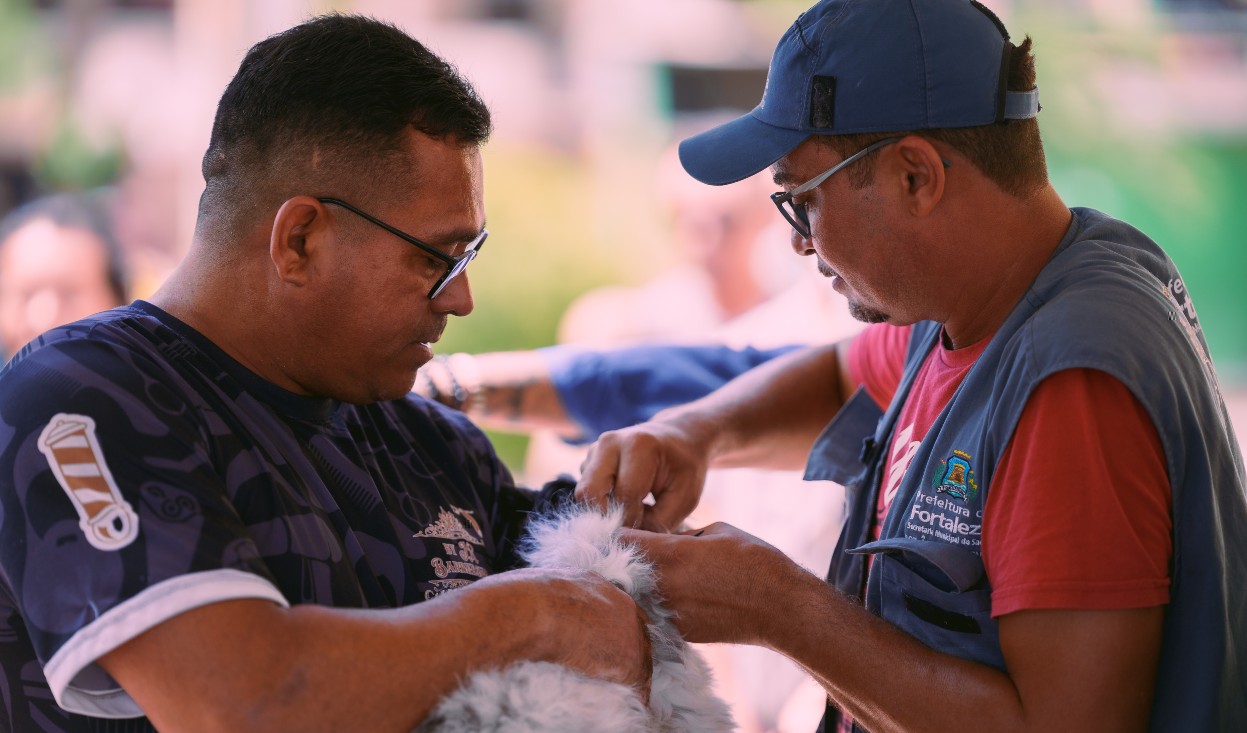 Campanha de vacinação antirrábica começa em Fortaleza com meta de imunizar 400 mil animais
