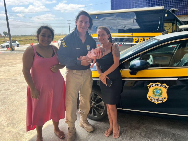 Bebê de 14 dias é salvo de engasgo por policiais da PRF em Itaitinga