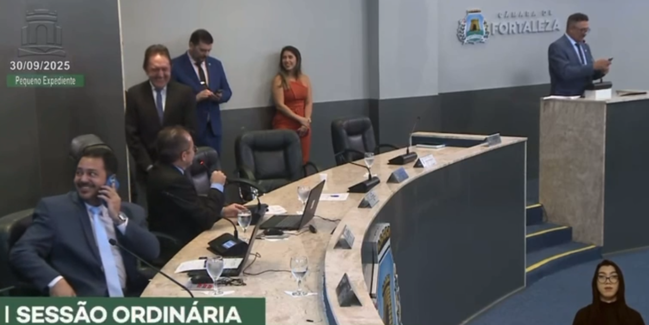 Vereador de comete gafe ao pedir um minuto de silencio para Raimundo dos Queijos na Câmara de Fortaleza