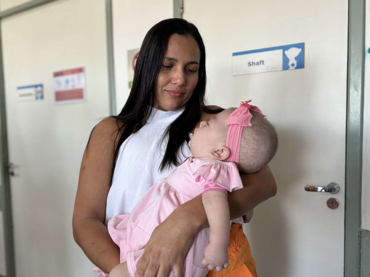 Após um ano internada em hospital de Fortaleza, criança recebe alta e vai para casa pela primeira vez