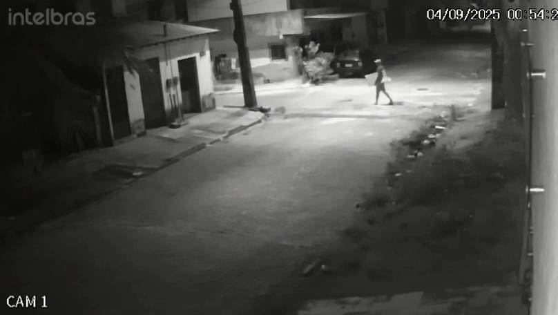 Carro é furtado durante a madrugada no bairro Rachel de Queiroz, em Fortaleza