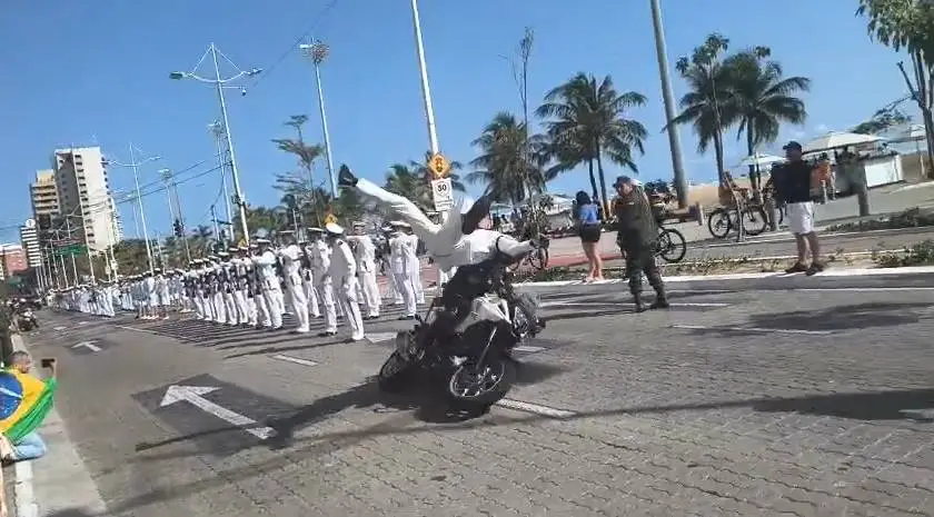 Militar da Marinha é atropelado por motociclista do Exército durante desfile de 7 de Setembro em Fortaleza