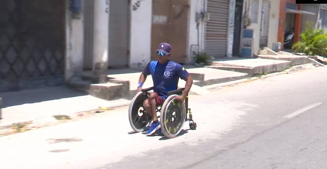 Pessoas com deficiência enfrentam dificuldades nas ruas de Fortaleza devido à falta de acessibilidade