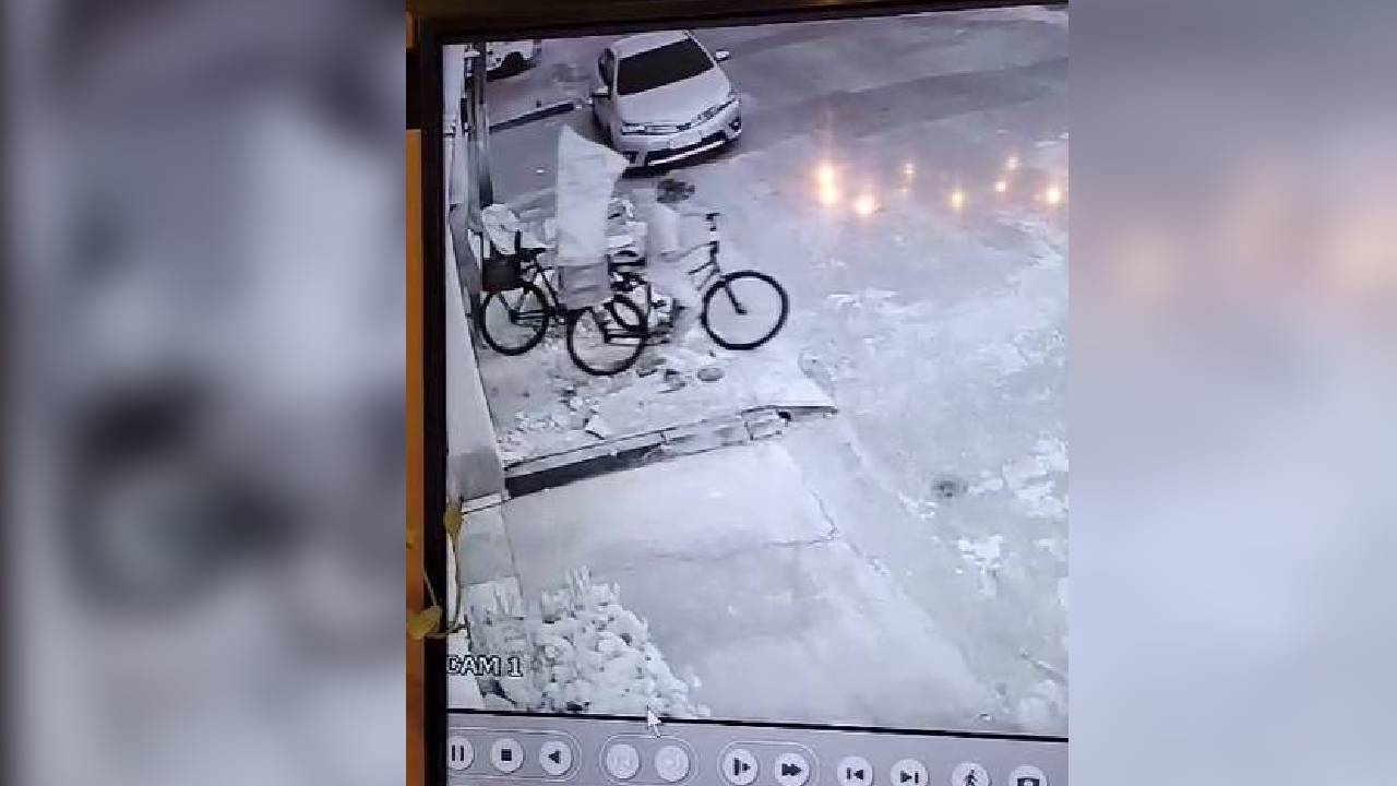 Criminosos furtam gelágua e o levam na garupa da bicicleta após invadir casa em reforma em Fortaleza