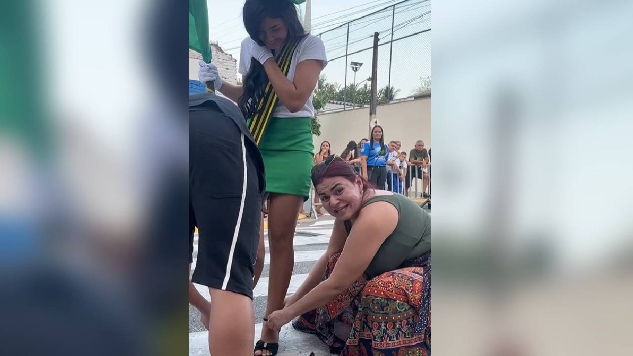 Famosa por narrações engraçadas, Morgana Camila empresta chinelo a jovem em desfile cívico de Maranguape