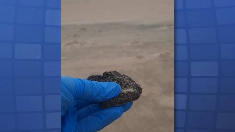 Manchas de óleo surgem no mar e na faixa de areia em praias de Fortaleza e Aquiraz