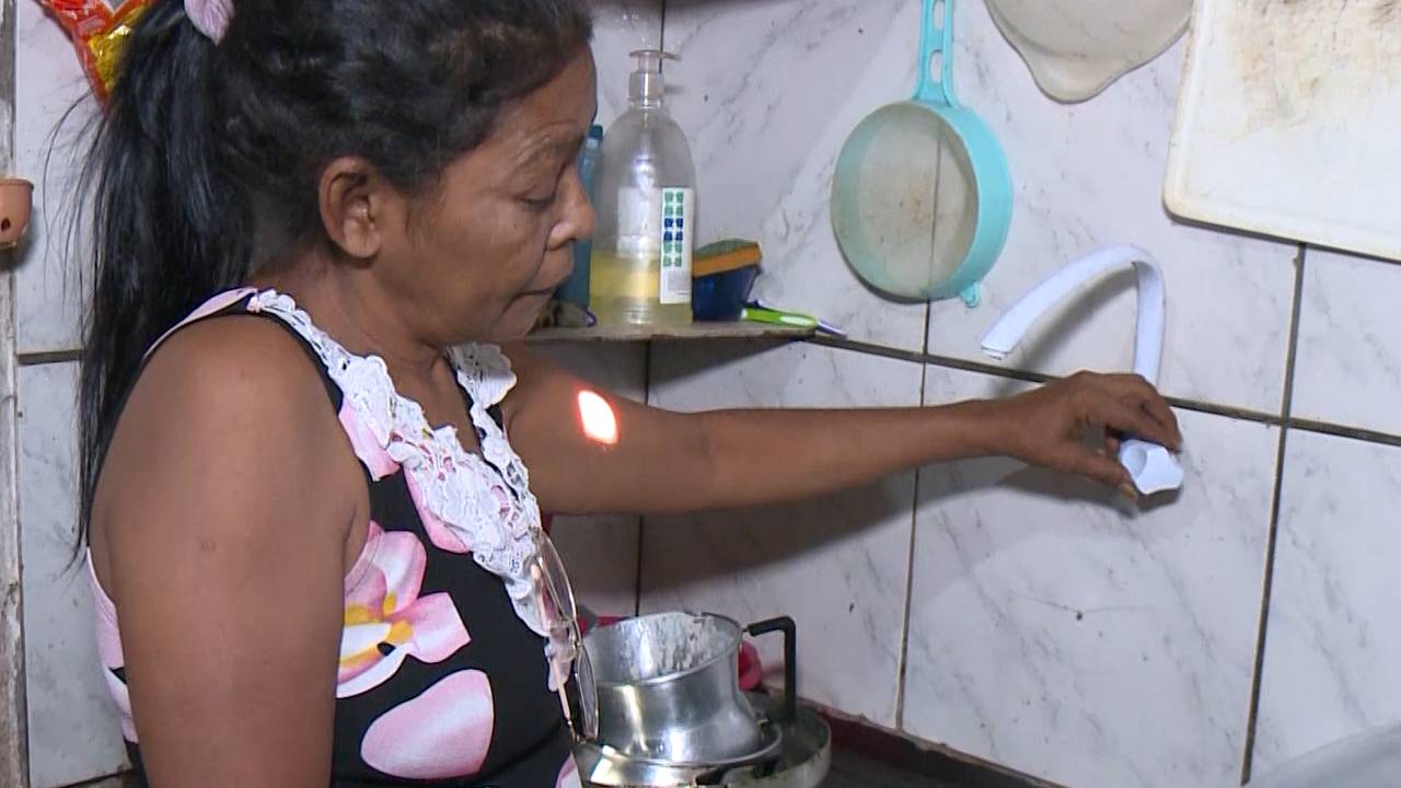 Falta d’água no Bom Jardim obriga moradores a improvisar para garantir necessidades básicas
